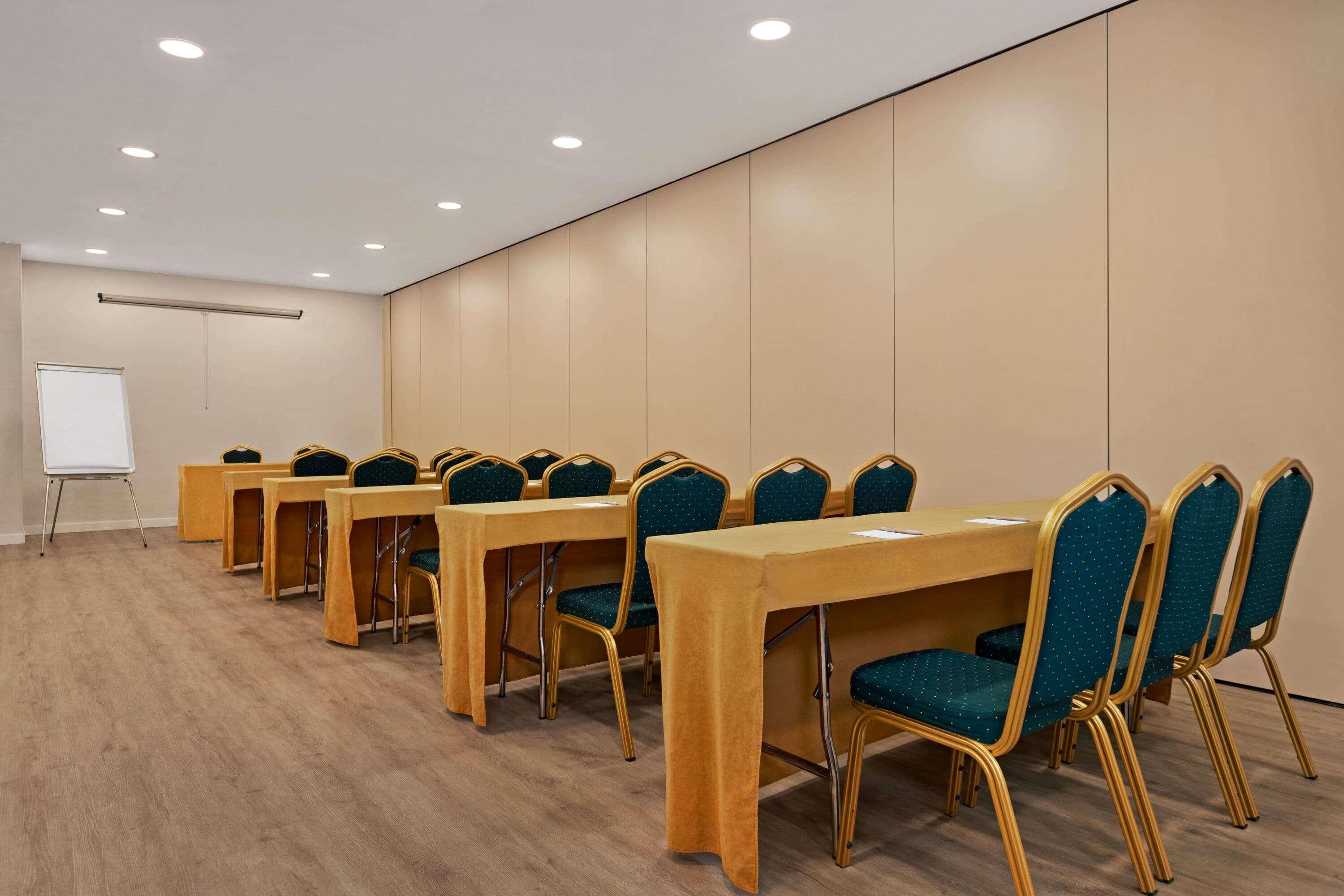 Ramada By Wyndham Valencia Almussafes Hotel Ngoại thất bức ảnh