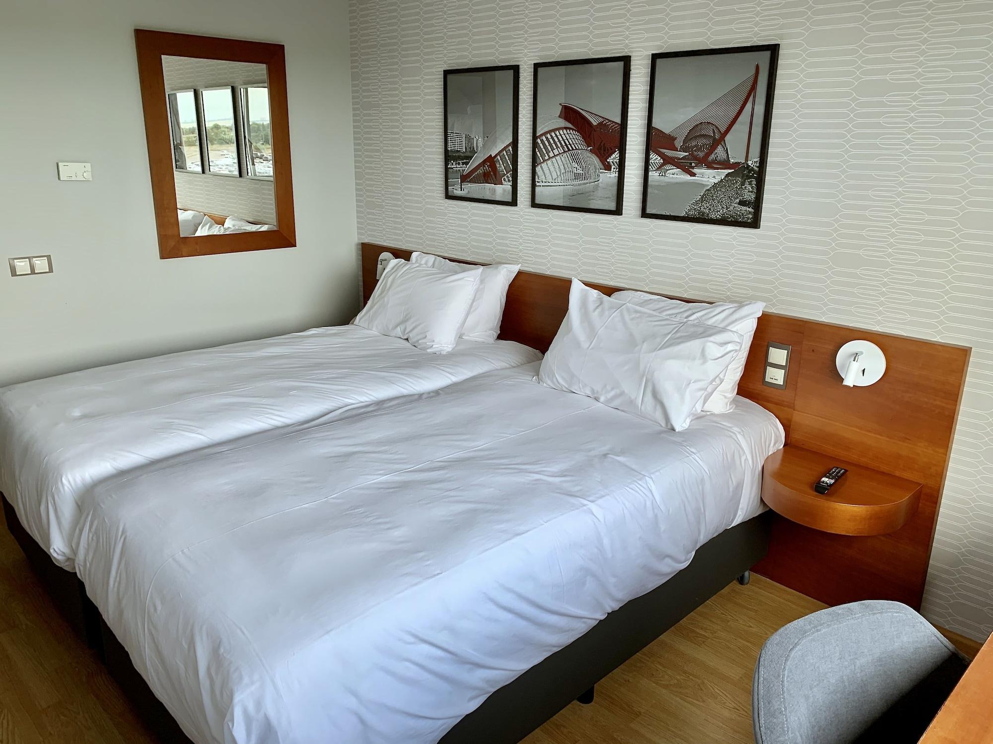 Ramada By Wyndham Valencia Almussafes Hotel Ngoại thất bức ảnh
