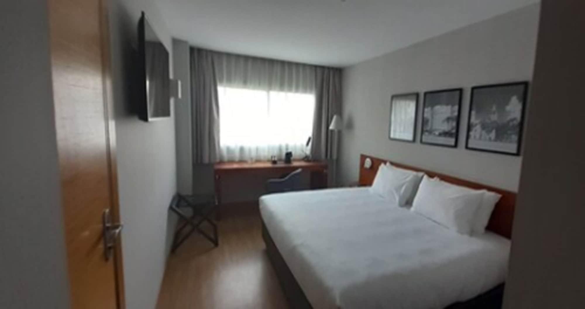 Ramada By Wyndham Valencia Almussafes Hotel Ngoại thất bức ảnh