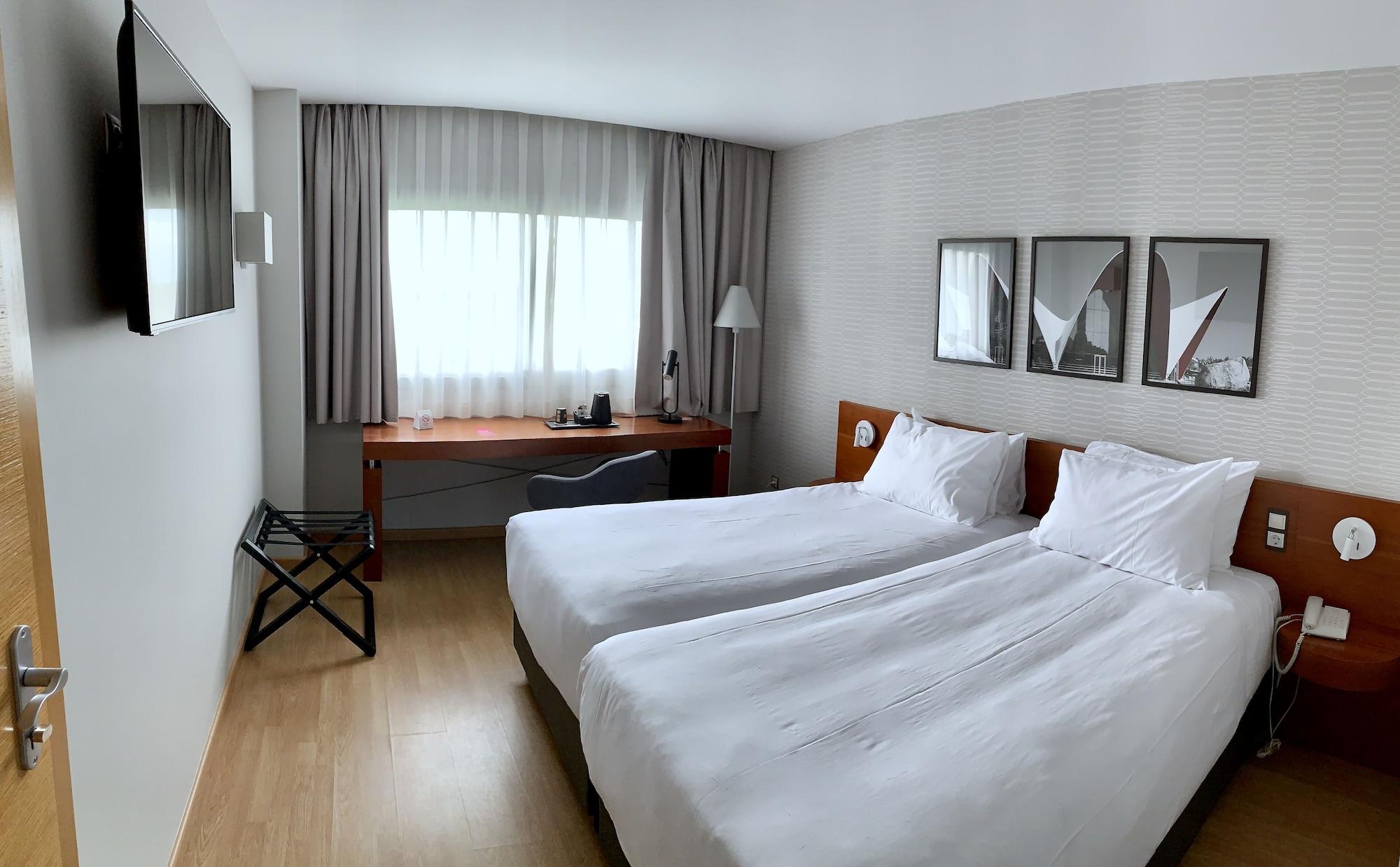 Ramada By Wyndham Valencia Almussafes Hotel Ngoại thất bức ảnh